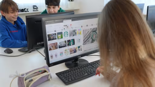 Sch&uuml;ler:innen fleissig am Arbeiten bei uns im Buero
