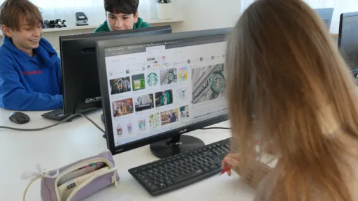 Sch&uuml;ler:innen fleissig am Arbeiten bei uns im Buero