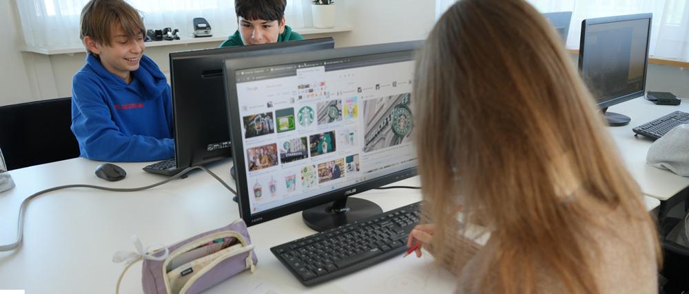 Sch&uuml;ler:innen fleissig am Arbeiten bei uns im Buero
